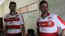 Pemain asing Madura United FC, Toni Espinosa Mossi (kanan) dan Pablo Rodriguez Aracil, bersiap sebelum beruji coba melawan Persiba Balikpapan di Stadion Ahmad Yani, Sumenep, Sabtu (20/2/2016). (Bola.com/Vitalis Yogi Trisna)