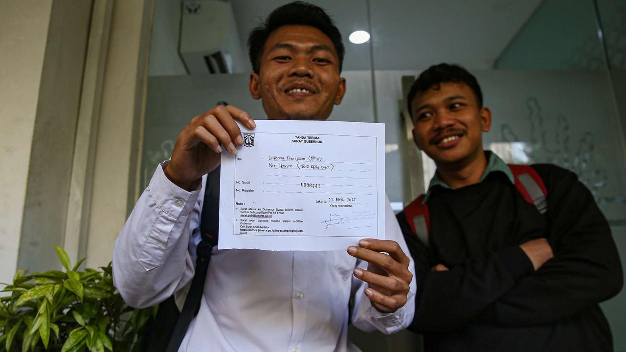 Ratusan orang melamar sebagai pasukan oranye di Balai Kota DKI Jakarta