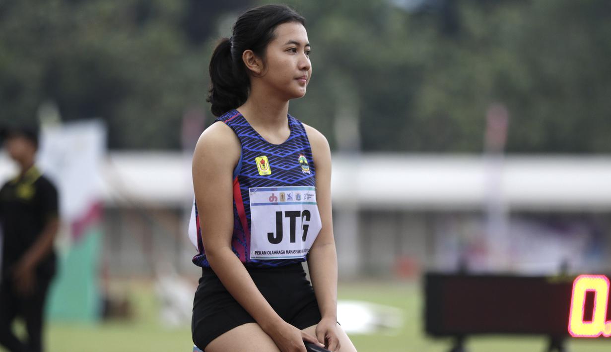 Pelari putri Jawa Tengah saat bersiap mengikuti nomor 4x100 meter estafet pada Kejuaraan Pomnas XVI 2019 di Stadion Madya, Senayan, Jakarta, Rabu (25/9). Tim putri Jakarta berhasil meraih emas. (Bola.com/Yoppy Renato)