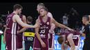 Pebasket Latvia, Arturs Zagars (tengah) memberikan semangat kepada rekannya, Davis Bertrans (kanan) setelah kalah dari Jerman pada laga perempat final Piala Dunia FIBA 2023 di Mall of Asia Arena, Manila, Filipina pada Rabu (06/09/2023). (AP Photo/Michael Conroy)