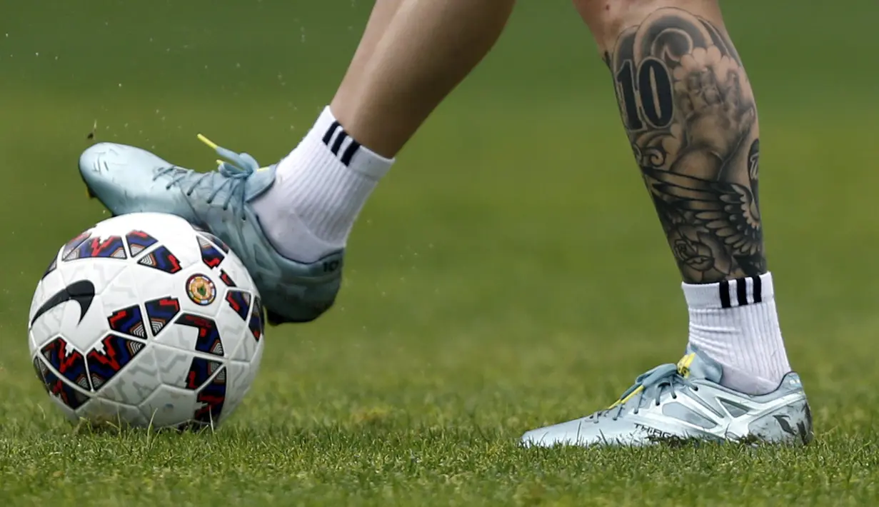 Tato di kaki Lionel Messi saat Argentina menggelar latihan jelang perempatfinal Copa America 2015. Selasa (24/6). (REUTERS/Marcos Brindicci)