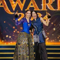 Maudy Ayunda dan Cinta Laura saat Terima Penghargaan. [@armanfebryan]