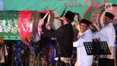 Gubernur DKI Jakarta, Djarot Saiful Hidayat bersama Kapolda Metro Jaya, Irjen Pol M. Iriawan dan Pangdam Jaya Mayjen Jaswandi memukul beduk dalam Festival Pukul Beduk dan Gema Takbir 2017 di Balai Kota, Jakarta, Sabtu (24/6). (Liputan6.com/Angga Yuniar)