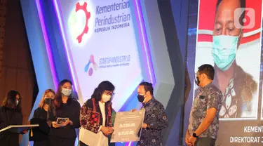 Dirjen Industri Kecil Menengah dan Aneka (IKMA) Kemenperin Gati Wibawaningsih memberikan penghargaan kepada lima startup terbaik Startup4Industry pada kompetisi Startup4Industry 2020 di Jakarta, Selasa (08/12/2020). (Liputan6.com/Pool/Kemenperin)