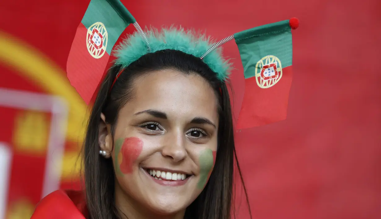 Fans Cantik Portugal tersenyum bahagia saat timnya lolos ke semifinal Piala Eropa 2016 usai kalahkan Polandia di Stade VÈlodrome, Marseille, Prancis, (01/7/2016) din hari WIB. (REUTERS/Christian Hartmann)