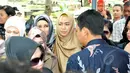 Artis Oki Setiana Dewi terlihat menghadiri pemakaman ibunda Maudy Koesnaedi, Sondari Soemijati di TPU Karet Bivak, Jakarta, Kamis (16/4/2015). Ibunda Maudy meninggal Rabu sore (15/4) pada usia 82 tahun. (Liputan6.com/Panji Diksana)