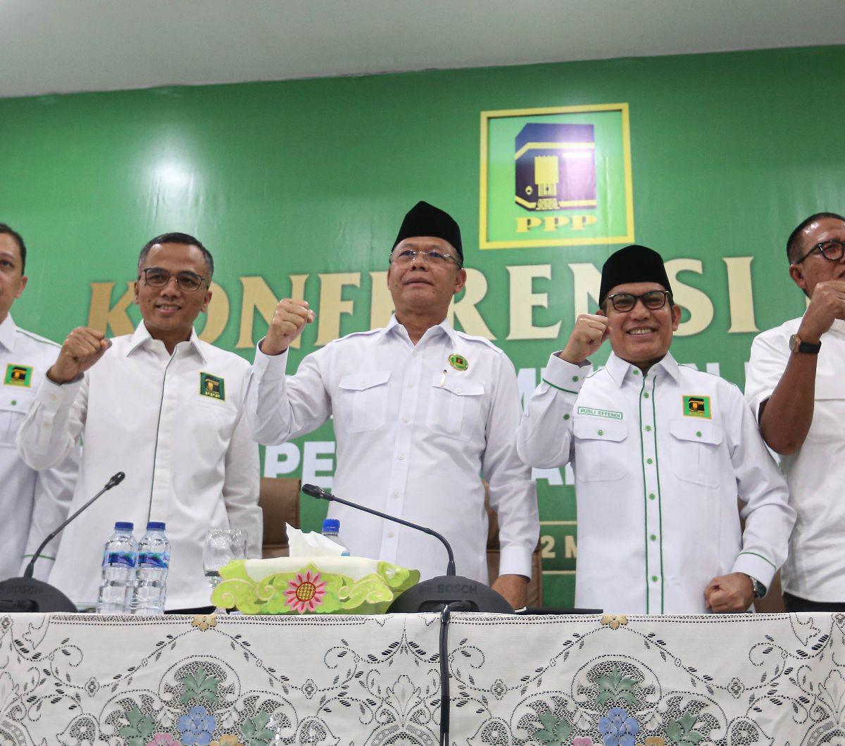 Plt Ketua Umum DPP Partai Persatuan Pembangunan (PPP) Muhamad Mardiono (tengah) saat menggelar konferensi pers terkait hasil gugatan Perselisihan Hasil Pemilihan Umum (PHPU) di Jakarta, Rabu (22/5/2024). Dalam momen tersebut Mardiono mengungkapkan kekecew