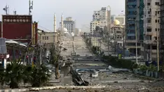 Sebagian kerusakan di jalan utama al Rashid akibat pemboman Israel di Kota Gaza, Palestina, Senin (23/10/2023). (AP Photo/Abed Khaled)