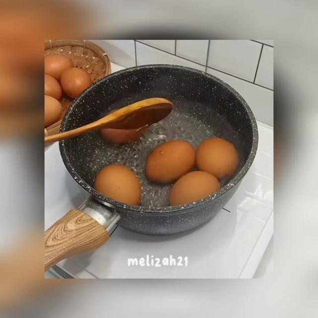 Hanya Pakai 2 Bahan Dapur, Begini Trik Rebus Telur Agar Mudah Dikupas Tanpa Direndam Air Es