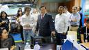 Prabowo Subianto (tengah) melihat aktivitas para pekerja saat berkunjung ke MatahariMall.com, Jakarta, Rabu (27/1/2016). MatahariMall.com melakukan kerjasama dengan Nusantara Polo Club untuk mendukung olahraga Polo (Liputan6.com/Fery Pradolo)