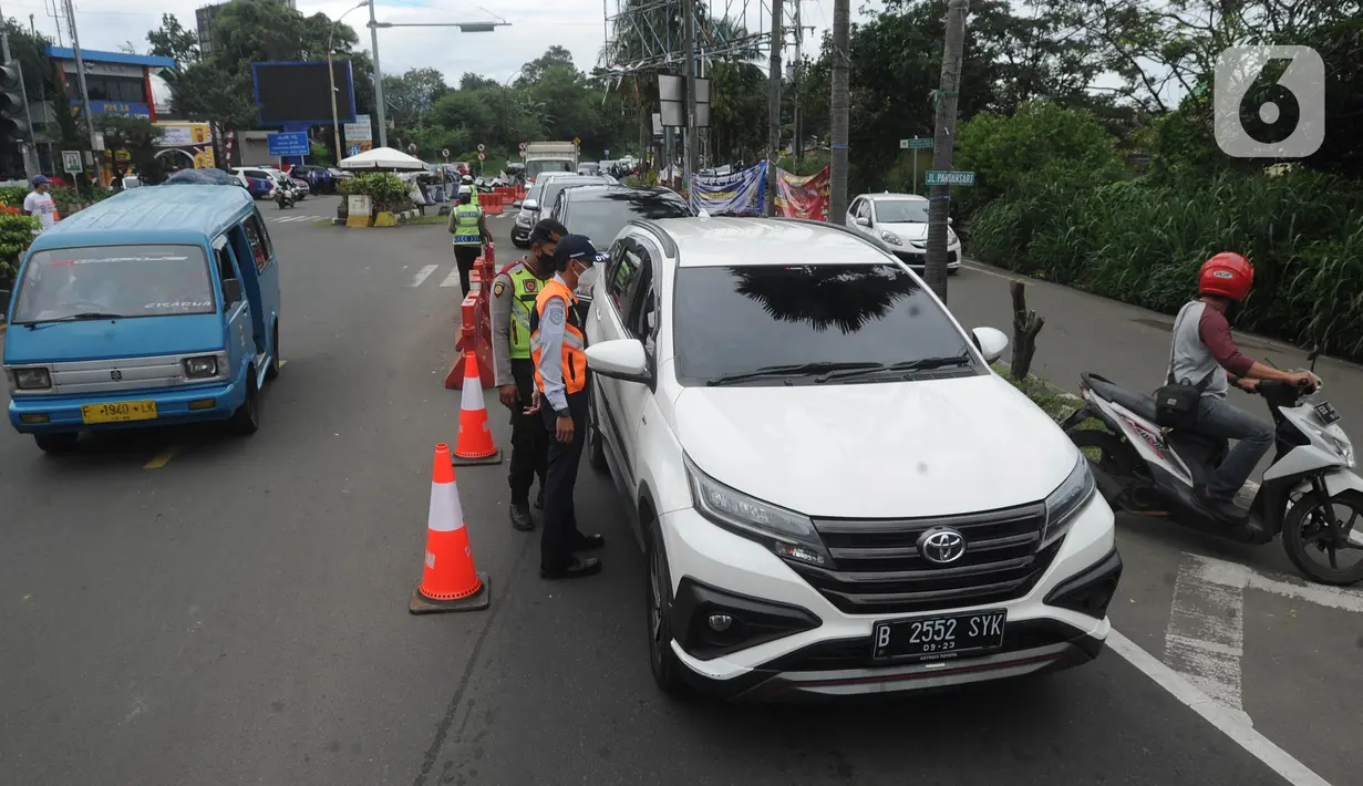 Petugas gabungan menghentikan pengendara mobil yang hendak menuju Puncak di Simpang Gadog, Bogor, Kamis (24/12/2020). Polisi bakal menutup jalur Puncak guna mengantisipasi lonjakan volume kendaraan dan penyebaran Covid-19 seiring peringatan malam tahun baru. (merdeka.com/Arie Basuki)