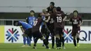 Para pemain PSM Makassar merayakan gol yang dicetak oleh Guy Junior ke gawang Home United pada laga Piala AFC 2019, Selasa (30/4). PSM menang 3-2 atas Home United. (Bola.com/M Iqbal Ichsan)