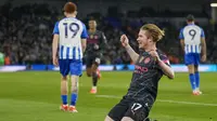 Gelandang Man City Kevin De Bruyne merayakan golnya saat menjebol gawan Brighton dalam lanjutan Liga Inggris 2023/2024, Jumat (26/4/2024) dini hari WIB. (AP Photo/Kin Cheung)