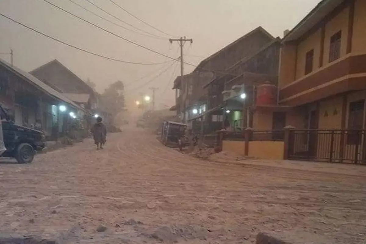 Suasana gelap sebuah desa di Kabupaten Karo pasca-erupsi Gunung Sinabung. (Istimewa)