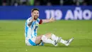 Lionel Messi yang bermain 90 menit tak mampu menyelamatkan Argentina dari kekalahan. Tim Tango tumbang 1-2. (AP Photo/Jorge Saenz)