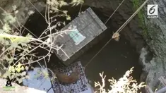 Seekor macan tutul jatuh ke sumur dengan kedalaman mencapai 15 meter di India. Tim penyelamat berhasil menyelamatkan hewan tersebut.