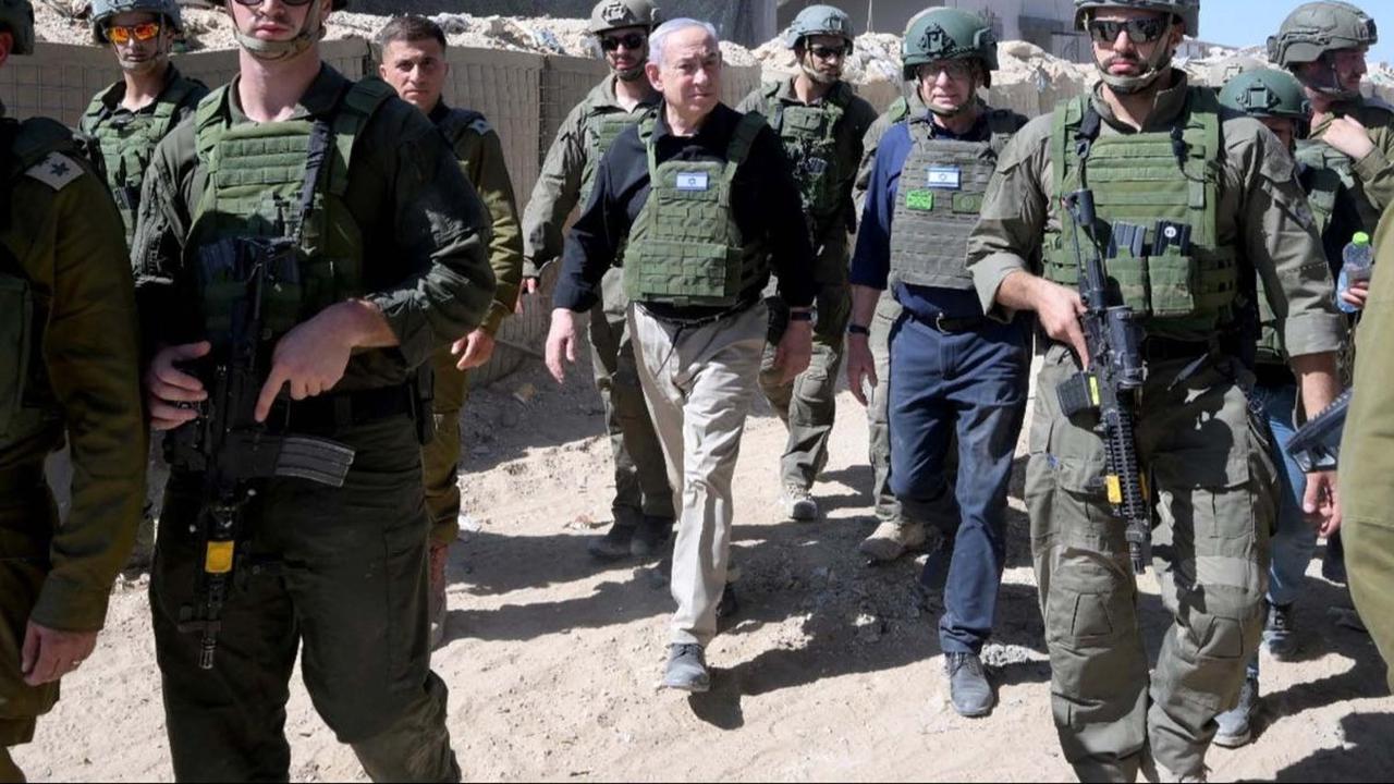 Perdana Menteri (PM) Israel Benjamin Netanyahu menginjakkan kakinya di Jalur Gaza bagian selatan, tepatnya di wilayah Rafah, pada Kamis (18/7/2024). Dalam kunjungan mendadak ini, Netanyahu mendapatkan pengawalan ketat dari pasukan militer IDF. Dia juga ta