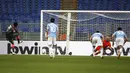 Striker Crotone, Simeon "Simy" Nwankwo (kiri) melakukan eksekusi penalti yang berbuah gol penyeimbang 2-2 ke gawang Lazio dalam laga lanjutan Liga Italia 2020/2021 pekan ke-27 di Olimpico Stadium, Roma, Jumat (12/3/2021). Crotone kalah 2-3 dari Lazio. (AP/Alessandra Tarantino)