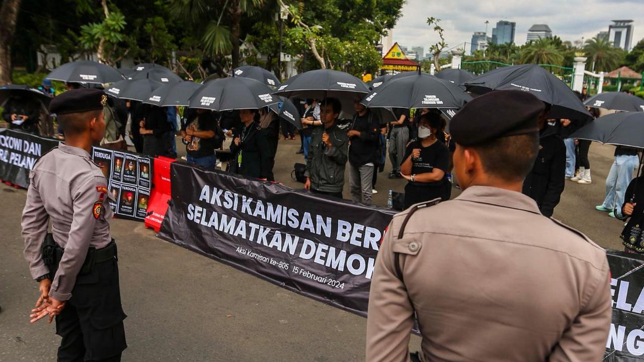 Aktivis Jaringan Solidaritas Korban untuk Keadilan (JSKK) menggelar Aksi Kamisan ke-808 di seberang Istana Merdeka, Jakarta, Kamis (7/3/2024).