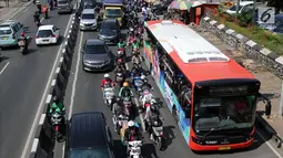 Suasana saat Transjakarta Tanah Abang Explorer melintasi Jalan KH. Mas Mansyur, Tanah Abang, Jakarta, Jumat (2/2). Pemberhentian operasional Bus Transjakarta Tanah Abang Explorer akibat adanya mogok sopir angkot. (Liputan6.com/JohanTallo)