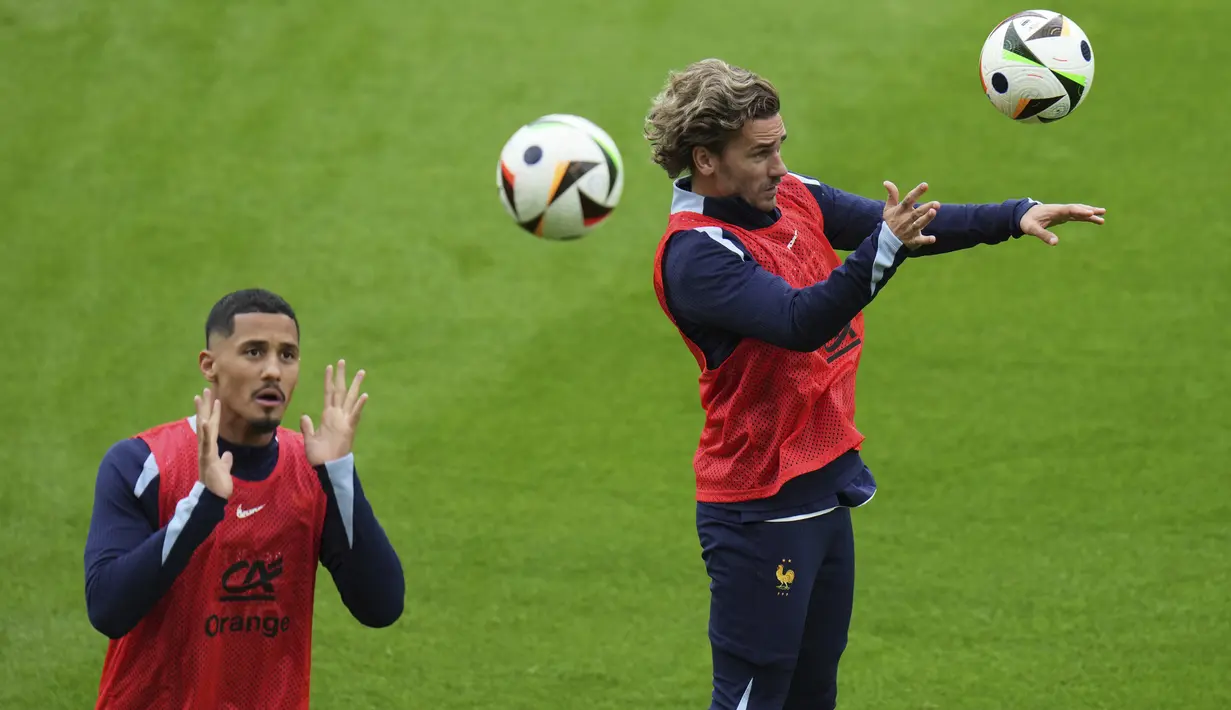 Pemain Prancis Antoine Griezmann (kanan) dan William Saliba menyundul bola saat sesi Latihan di Paderborn, Jerman, Rabu (12/6/2024). (AP Photo/Hassan Ammar)