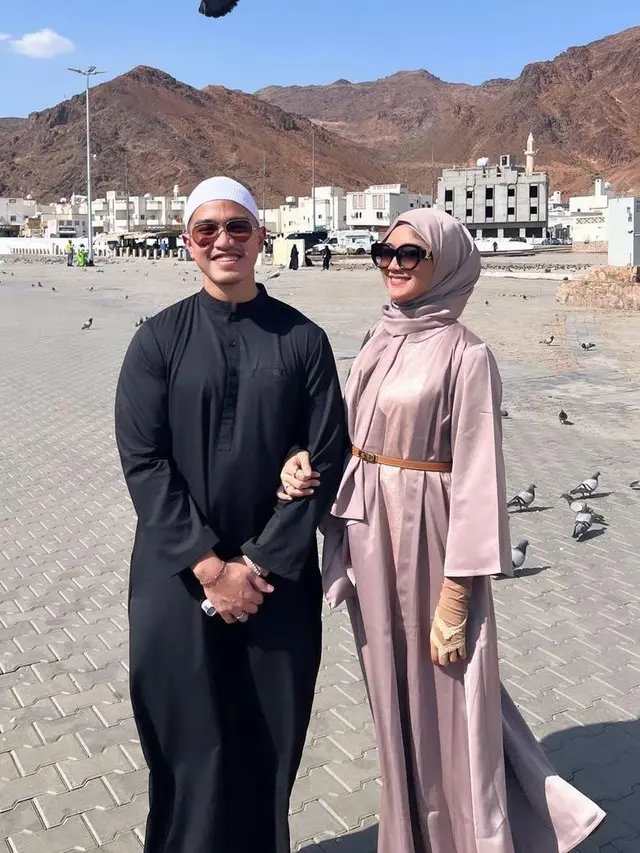 Gaya Kompak Kahiyang Ayu dan Erina Gudono Pakai Barang Branded saat Umrah, Siapa Paling Mahal?