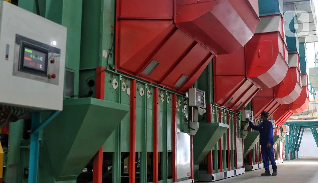 Pekerja melakukan pengolahan beras secara modern dengan mesin Modern Rice Milling Plant (MRMP) di Karawang, Jawa Barat, Rabu (21/9/2022). Infrastruktur MRMP ini terdiri dari mesin pengering (dryer), unit penggilingan padi (RMU) sebagai mesin konversi gabah menjadi beras, dan dilengkapi teknologi penyortir warna (color sorter). (Liputan6.com/Angga Yuniar)