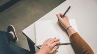 Ilustrasi Menulis Teks Ulasan Credit: unsplash.com/NeonBrand
