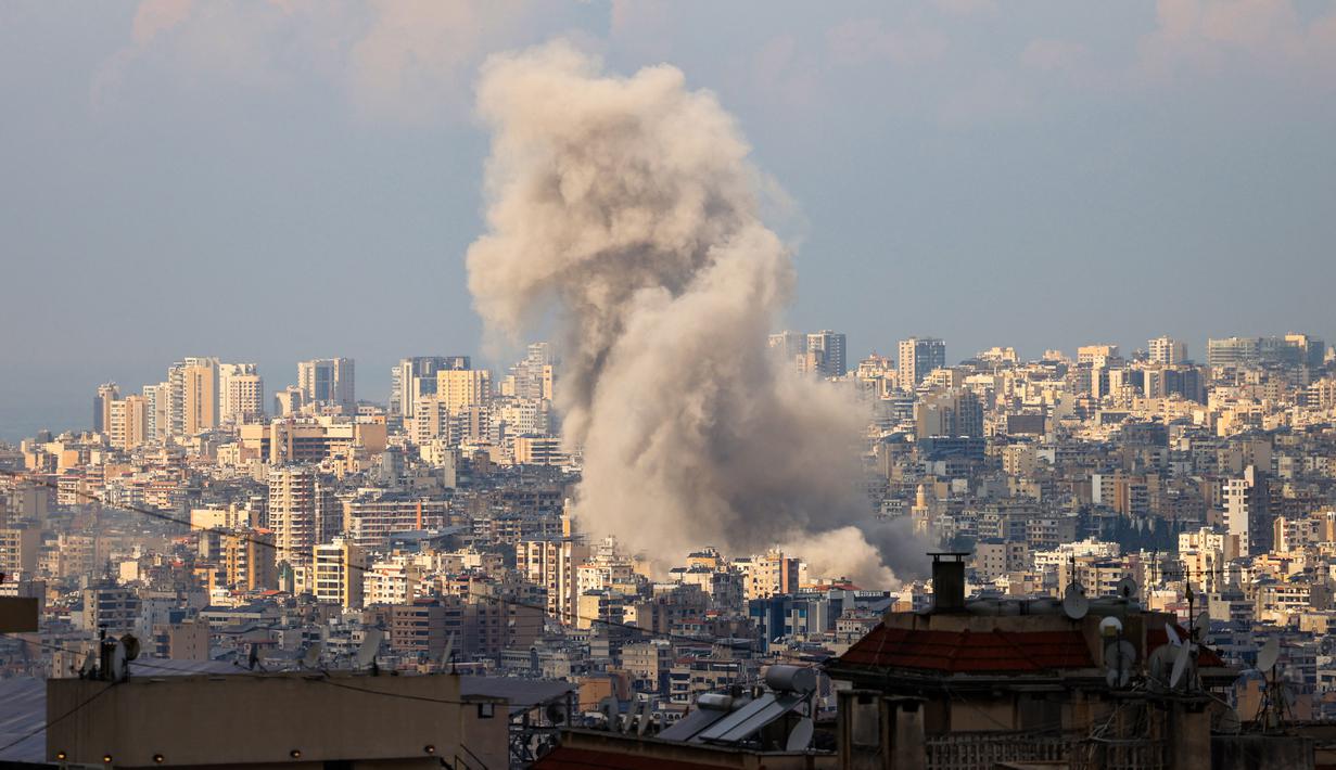 Media pemerintah setempat memberitakan sejak Selasa (12/11/2024) pagi, Israel melancarkan lebih dari selusin serangan udara di Beirut selatan. (Anwar AMRO/AFP)
