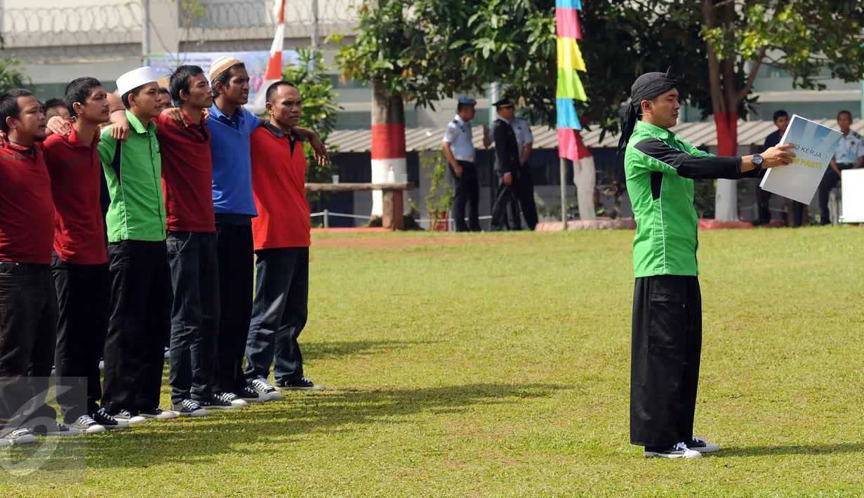 Sejumlah warga binaan Lapas Klas I Cipinang membacakan deklarasi melawan narkoba peringatan Hari Pemasyarakatan ke-52 di Jakarta, Rabu (27/4/2016). Peringatan Hari Pemasyarakatan ke-52 dihadiri Menkumham Yasonna H Laoly. (Liputan6.com/Helmi Fithriansyah)