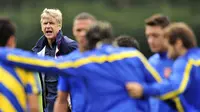 Bergkamp: Wenger Bisa Menangi Trofi Liga Premier