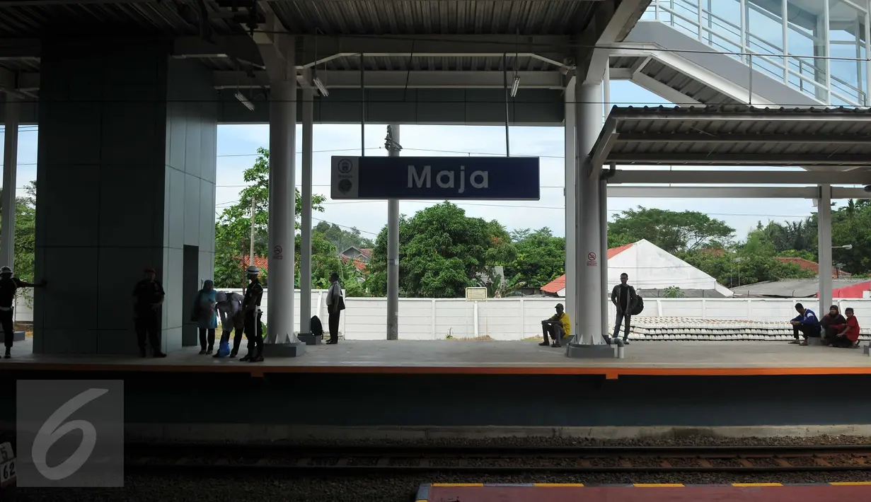 Penumpang menunggu kedatangan kereta di peron Stasiun Maja, Lebak, Banten, Rabu (11/5). Perombakan yang dimulai sejak 2 tahun lalu itu terlihat hasilnya, mulai dari gerbang depan hingga bagian dalam terlihat lebih modern. (Liputan6.com/Gempur M Surya)