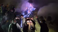 Para wisatawan sedang menikmati pesona api biru di kawah Gunung Ijen (Istimewa)