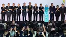 Menteri Luar Negeri RI, Retno Marsudi (kedua kanan) berfoto bersama para menteri luar negeri kawasan Asia-Pasifik saat pembukaan Pertemuan Tingkat Menteri ASEAN ke-52 di Bangkok, Thailand, Rabu (31/7/2019). Rangkaian pertemuan akan berlangsung hingga 2 Agustus 2019. (AP/Gemunu Amarasinghe)