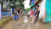 Beberapa warga terdampak banjir bandang pesisir pantai selatan Garut, Jawa Barat terlihat tengah melakukan kerja bakti membersihkan lumpur sisa banjir. (Liputan6.com/Jayadi Supriadin)