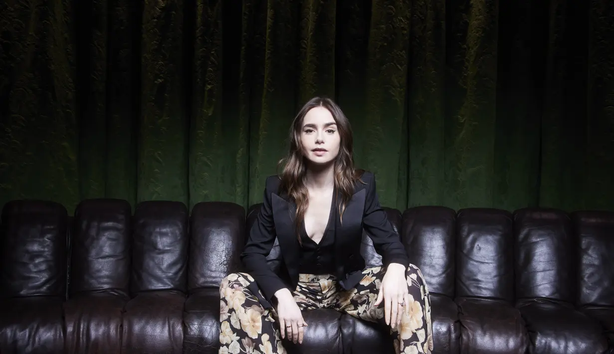 Saint Laurent juga menghadirkan gaun 'telanjang' yang dikenakan pada penampilan publik terakhir Marilyn Monroe, yang sering menjadi referensi maison, menghadirkan tampilan yang feminin dan cerdas. [Foto: Document/Saint Laurent]