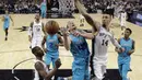 Pemain Charlotte Hornets, Cody Zeller (40) gaga melewati adangan pemain San Antonio Spurs, Danny Green (14) pada laga NBA basketball game di AT&T Center, San Antonio, (3/11/2017) waktu setempat. San Antonio menang 108-101. (AP/Eric Gay)