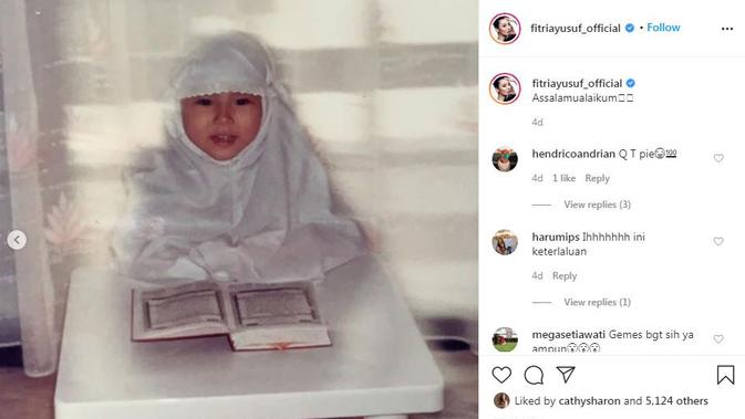 Fitria Yusuf unggah potret sedang mengenakan mukena dan memegang Alquran serta mengaji (Dok.Instgaram/@fitriayusuf_official/https://www.instagram.com/p/CCvjJa5hGIU/Komarudin)
