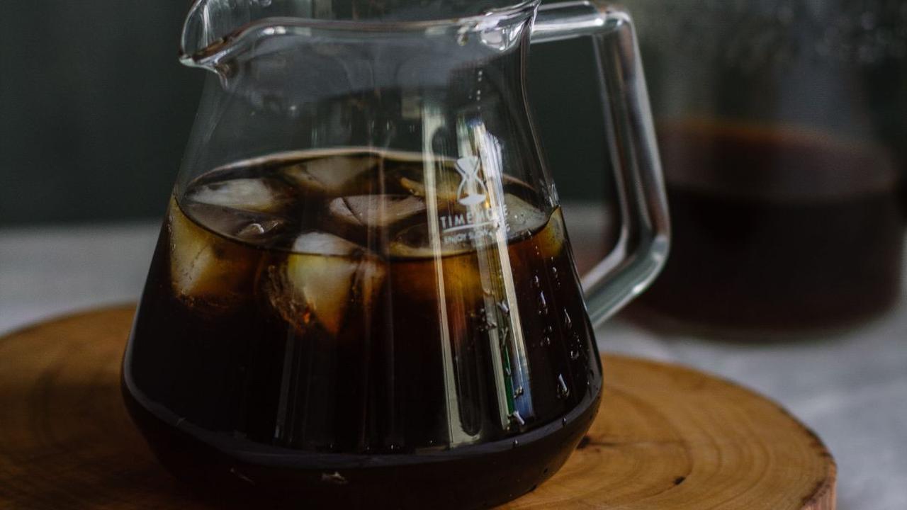 Beberapa orang suka menikmati kopi hangat atau di pagi hari untuk menenangkan hati. Namun beberapa lainnya suka mengonsumsi es kopi di siang hari untuk mendinginkan suasana.