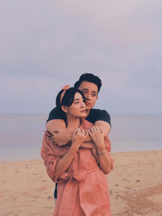 Resmi Lamaran, Ini 6 Momen Mesra Billy Davidson dan Kekasih