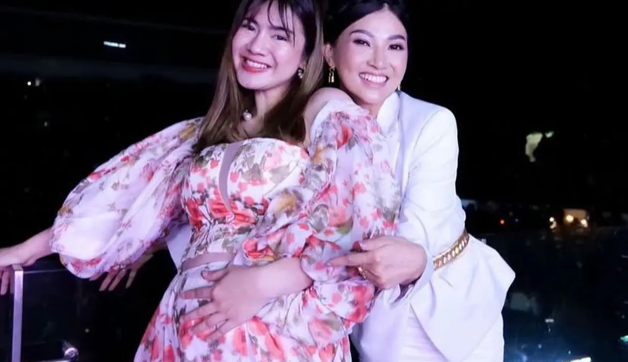 Awalnya, Rossa menyadari menyapa rekan selebritis yang hadir di konsernya, termasuk Caesar Hito yang datang bersama istri dan anaknya. (Instagram/felicyangelista_).