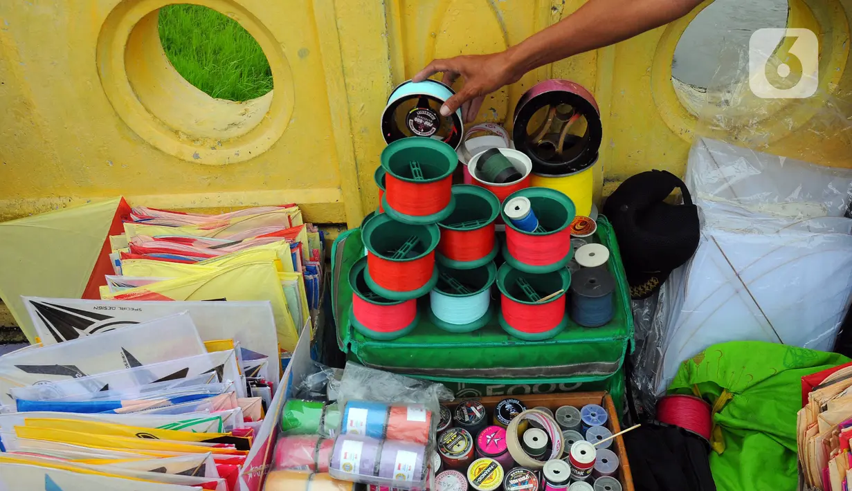 Pedangang juga menjual benang untuk menerbangkan layang-layang. (merdeka.com/Imam Buhori)