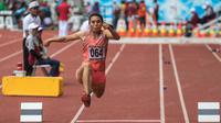 Atlet Bali, Maria Londa, berhasil merebut emas cabang atletik nomor lompat jangkit pada PON XIX di Stadion Pakansari, Bogor, Jawa Barat, Minggu (26/9/2016). Maria mencatatkan lompatan terbaik sejauh 13,52 meter. (Bola.com/Vitalis Yogi Trisna) 