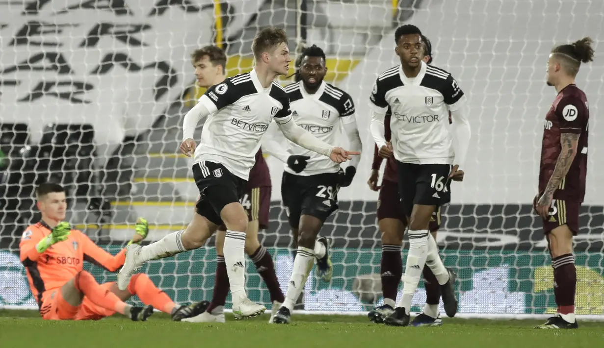 Bek Fulham, Joachim Andersen (kiri) melakukan selebrasi usai mencetak gol penyeimbang 1-1 ke gawang Leeds United dalam laga lanjutan Liga Inggris 2020/2021 pekan ke-29 di Craven Cottage, London, Jumat (19/3/2021). Fulham kalah 1-2 dari Leeds United. (AP/Matt Dunham/Pool)