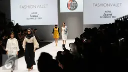 Desainer berjalan didampingi para model dalam acara pembukaan Jakarta Fashion Week 2017 di Senayan City, Jakarta, Sabtu (22/10). (Liputan6.com/Immanuel Antonius)