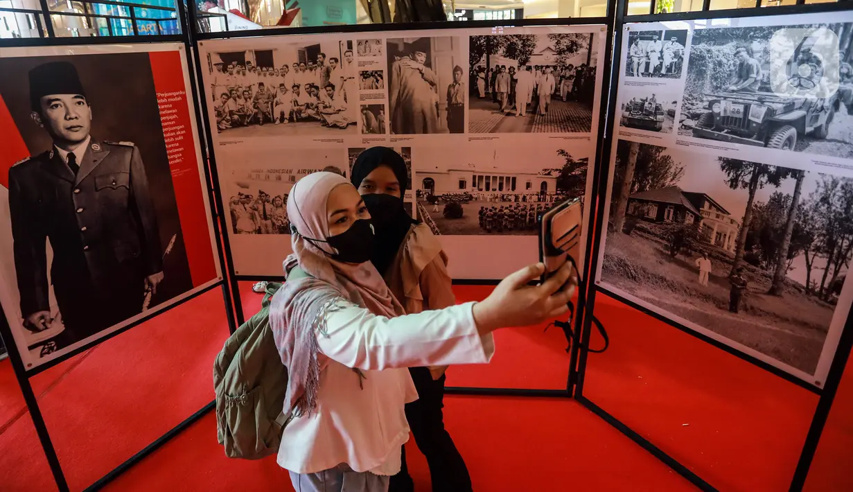 Pengunjung berswafoto saat Pameran Foto Potret 7 Presiden RI dengan tema "7 Citizen No.1" di Mall Neo Soho, Jakarta, Selasa (22/11/2022). Pameran menampilkan potret perjalanan presiden yang terekam oleh pewarta foto dari Presiden Pertama Ir. Soekarno sampai presiden sekarang Joko Widodo atau Jokowi. (Liputan6.com/Johan Tallo)