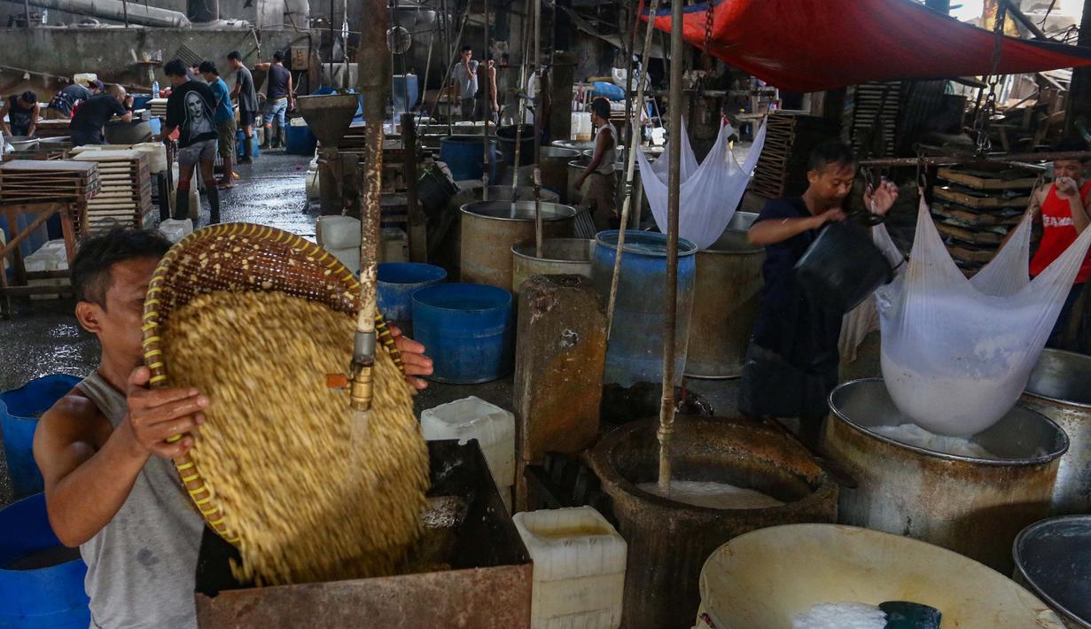 Perajin menyelesaikan pembuatan tahu di Duren Tiga Jakarta Selatan, Selasa 14 April 2026, di tengah kenaikan harga kedelai yang berdampak pada biaya produksi. Harga kedelai tercatat meningkat dari kisaran Rp 10.000 per kilogram menjadi Rp 11.200 per kilogram. (merdeka.com/Arie Basuki)