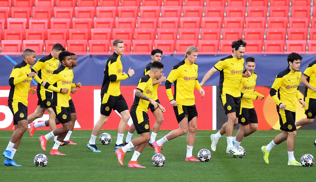 Para pemain Borussia Dortmund melakukan pemanasan saat mengikuti sesi latihan di stadion Ramon Sanchez Pizjuan di Seville (16/2/2021).  Die Borussen, julukan Dortmund, saat ini dalam performa kurang baik karena dalam dua laga terakhir belum memetik kemenangan. (AFP/Cristina Quicler)