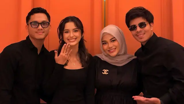 Azriel Hermansyah dan Sarah Menzel. (Foto: Dok. Instagram @attahalilintar)