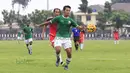 Pemain MSG, Yongki Ariwibowo (kanan), berebut bola dengan pemain PS Polri, Hansamu Yama, pada laga uji coba di lapangan Mako Brimob, Kelapa Dua, Depok, Rabu (24/2/2016). (Bola.com/Nicklas Hanoatubun)
